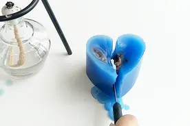 用烧热的刀去切蜡油做的蟑螂标本，一刀下去美滋滋