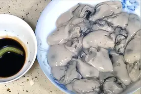 用生蚝做刺身，食材要新鲜，还要去腥味