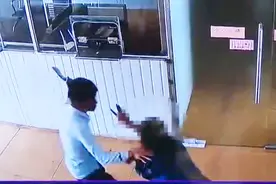 南宁某市场内一白衣男子两次持刀行凶 被砍者钱包救了自己的命视频封面