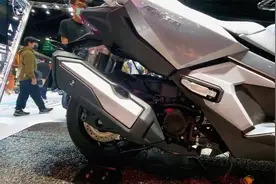 本田ADV踏板摩托350，摩旅进藏神器，售55000元，油耗3.5，配ABS