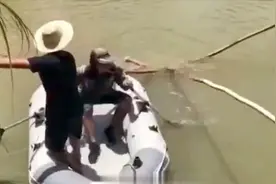 悲！广东13岁小学生捕螺溺水，父母见遗体从河底被拽出岸边哭晕视频封面