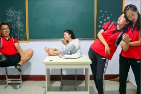 短剧：老师脚太臭，谁知大熊的竟比老师臭100倍，一脱鞋全熏晕了视频封面