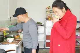 农村70岁退休大厨，大展厨艺，小妮馋得不停啃萝卜，看着好过瘾