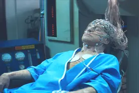 科幻片：博士重启死者大脑，意外进入平行空间，发现来世真的存在视频封面