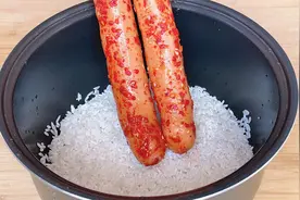 把火腿肠放进大米里，太厉害了，老保姆拿手绝活，年夜饭吃真香