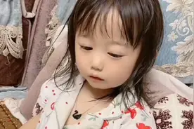 恬恬上学要坐第一排，因为第一排老师奖励小红旗，真是乖孩子