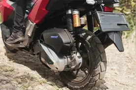 本田越野踏板ADV160，动力强劲，配ABS，油耗2.2，售价18800元视频封面