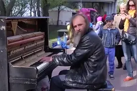 街头弹钢琴的流浪汉，人们感到震惊，世界都在为他让路视频封面