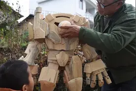 隔代亲！老木匠用传统榫卯工艺 为孙子手工打造“变形金刚”视频封面