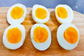 溏心鸡蛋，有滑滑嫩嫩的口感，看看我的小妙招煮出完美的蛋黄视频封面