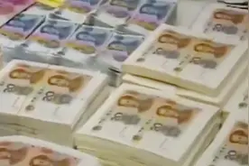 屋内搜出大量假币 一台打印机就能造假币 屋主的回答令警察惊讶视频封面