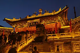 五台山广化寺夜晚不开门，游客冒着零下20℃严寒踹门2小时视频封面