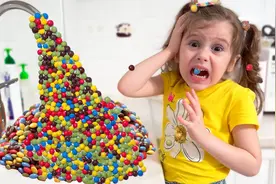 小女孩以为家里的水龙头坏了，竟然流出很多彩色的巧克力豆！视频封面