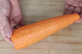 凉拌胡萝卜丝要不要焯水，教你正确的做法，鲜嫩脆爽，开胃下饭