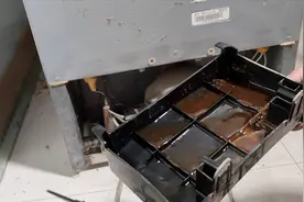 冰箱后边有个储水盒，每月定期清洗一下，冰箱不再有异味视频封面