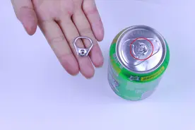 易拉罐的拉环断了，用一张纸就能轻松打开，真实用