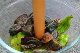 把皮蛋和辣椒捣碎，没想到这么好吃，满屋都是蛋香味，香辣开胃视频封面