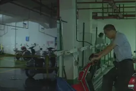 电动自行车充电桩设在车位旁，惹业主担忧，记者请来消防做指导视频封面