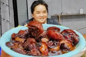 35一斤猪尾巴，红烧一锅，颜色透亮软烂香糯，太好吃了视频封面