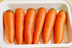 胡萝卜这样腌制，做出来的咸菜酸甜辣爽口下饭，放一年都不坏视频封面