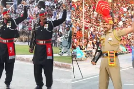 印巴边境升旗仪式斗舞，外网友：果然是一个民族，笑喷~视频封面