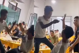 是在下输了！小伙酒后桌上玩猜拳堪称“舞狮”，旁人原地都看懵了