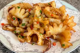 吃宵夜必点的椒盐墨鱼，做法简单好吃，出锅香气扑鼻，外脆里嫩