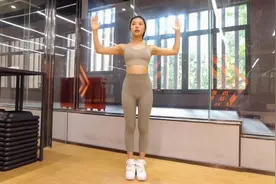 瘦手臂减副乳，一招“招财猫式”，瘦全身拜拜肉，适合懒人