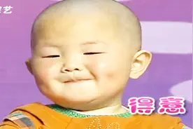 三岁舞神张峻豪携评委一起跳广场舞，台下笑声不断，厉害了视频封面