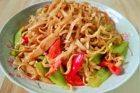 教你用干面条做炒面，记住这个技巧，面条不粘不坨，好吃又解馋