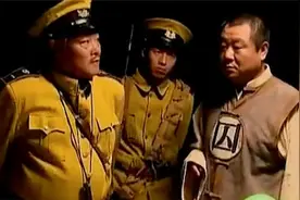 赵本山审问范伟，用的刑竟然是挠脚心，范伟笑哭了！搞笑挠脚心视频封面