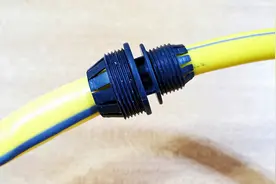 软水管对接，就用这种快速接头，粗管子和细管子都能接，滴水不漏