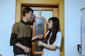 情侣玩游戏，女生被男生连打好几拳，最后气的女生说分手视频封面