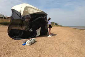 4x4 SUV 露营，漂亮的泰国女孩独自睡在车载的汽车帐篷里视频封面