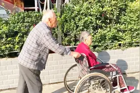 87岁老人不顾脚疾推老伴遛弯：我能动，我就推着走视频封面