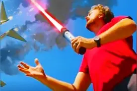 未来科幻激光武器比拼，自制激光剑失控，手一抖把飞机切成两半视频封面