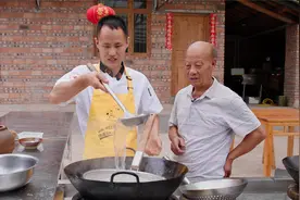 厨师长分享“炼猪油” 的细节，清澈无杂质，油渣炒菜还能增香