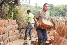 村里的池塘挖好了，现在开始铺石墩倒水泥了，池塘再也不会堵了视频封面