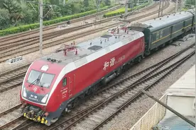 由上海开往香港红磡的Z99次列车驶出上海站，配备有高级软卧车厢视频封面