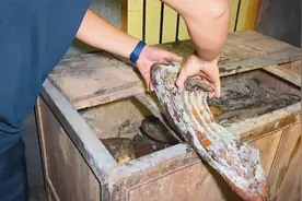 农村大婶储存老腊肉有绝招，放在古老的扁缸里，这样既防鼠又防潮