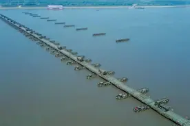 实拍解放军渡江工程保障演练 仅20分钟建起跨长江千米浮桥视频封面