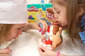 小女孩和妈妈配合制作蛋糕，可是她竟然偷吃，最后却惹怒了妈妈！视频封面