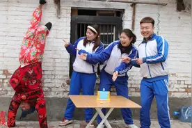 小伙伴们一起玩企鹅推墙游戏，输的人要被惩罚做倒立，太好玩了视频封面