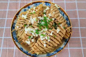 自制街边小吃五香豆腐串，做法简单成本低，一撸一串真过瘾！