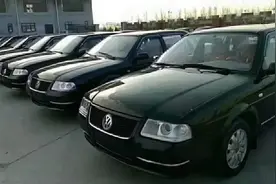 桑塔纳库存车“堆积成山”，工作人员有苦难言：1.4万直接开走！视频封面