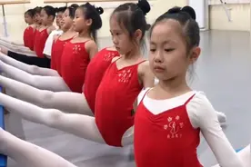 压腿压到哭是什么体验，舞蹈班孩子的一字马训练，痛感高达7级