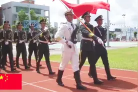中国解放军驻港三军仪仗队正步劈枪出场，香港市民欢呼鼓掌，霸气视频封面