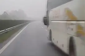 感觉2名乘客被“抢” 大客车司机高速上别停另一大客车被批捕视频封面