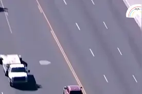 路怒车主恶意超车，对方车上下来一群武警，本想装个爷却变成了孙视频封面