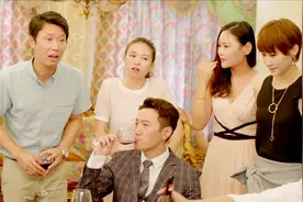 同学聚会大伙都巴结老总，小伙不服气，给我换你们这最大的包间视频封面